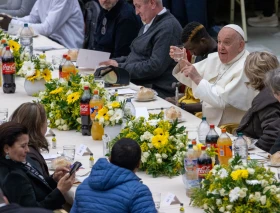 Papa Francisco almuerza con 1200 personas en el Vaticano por la Jornada de los Pobres