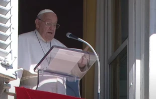 El Papa Francisco preside el rezo del Ángelus este 13 de octubre, ante los fieles reunidos en la Plaza de San Pedro en el Vaticano. Crédito: Captura de video / Vatican Media.