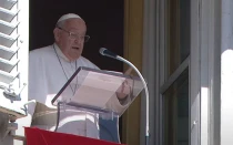 El Papa Francisco preside el rezo del Ángelus este 13 de octubre, ante los fieles reunidos en la Plaza de San Pedro en el Vaticano.