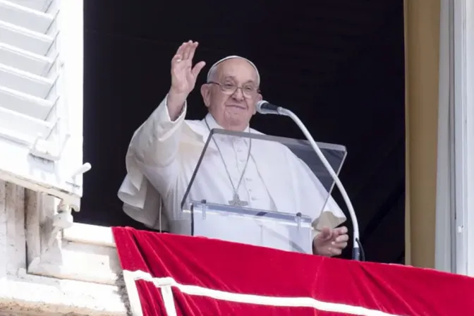 El Papa Francisco saluda en el Ángelus de la Asunción de la Virgen María 15082024