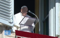 El Papa Francisco reza el Ángelus frente a los fieles reunidos en la Plaza de San Pedro del Vaticano, el 29 de diciembre de 2024.