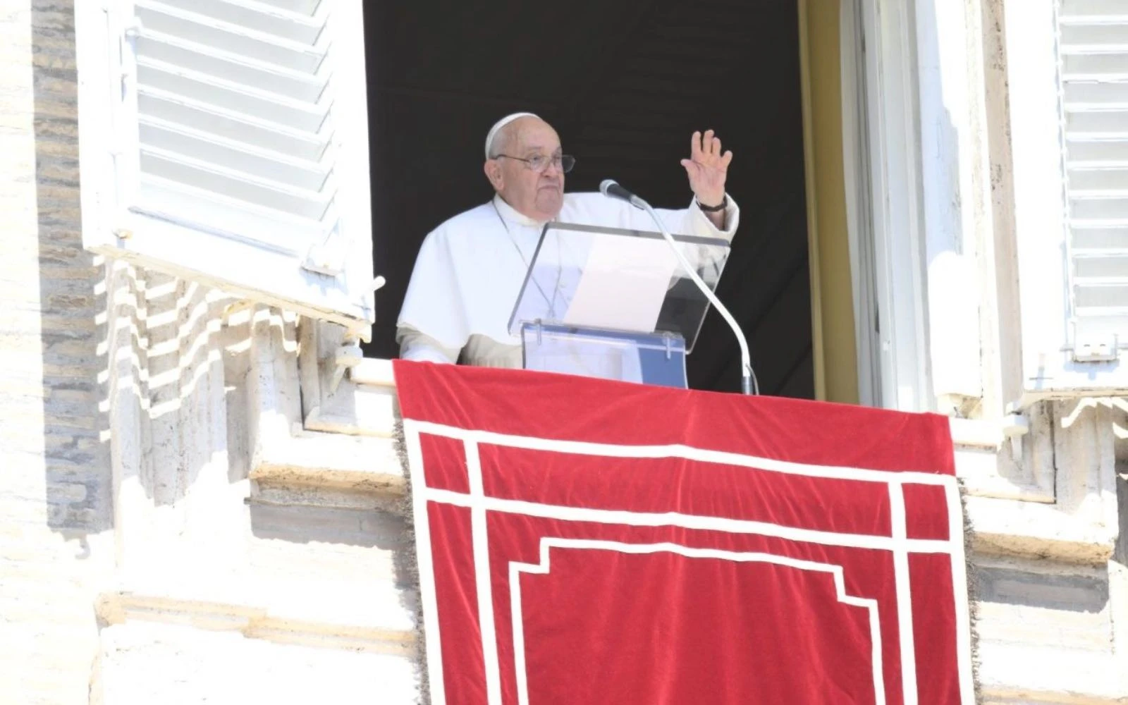 El Papa Francisco saluda a los fieles congregados en la Plaza de San Pedro para el rezo del Ángelus, este domingo 15 de septiembre.?w=200&h=150