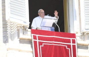 El Papa Francisco saluda a los fieles congregados en la Plaza de San Pedro para el rezo del Ángelus, este domingo 15 de septiembre. Crédito: Vatican Media.