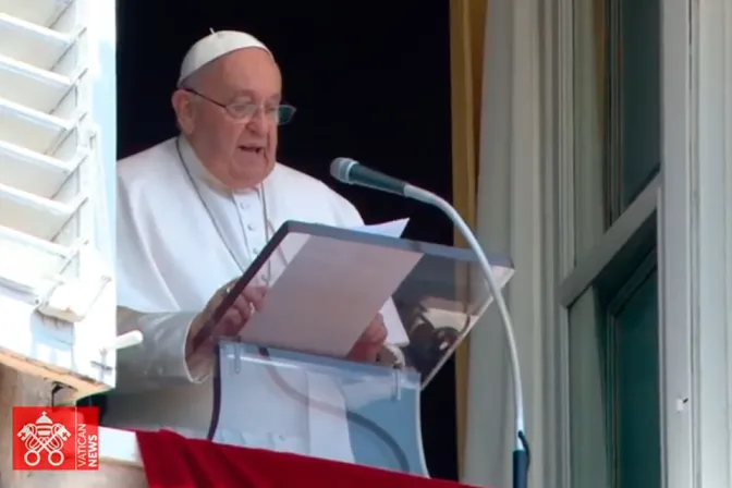 El Papa Francisco en el balcón desde donde reza el Ángelus los domingo en el Vaticano.