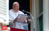 El Papa Francisco en el balcón desde donde reza el Ángelus los domingo en el Vaticano.