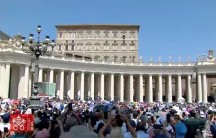 Fieles congregados en la Plaza de San Pedro del Vaticano durante el Ángelus de este 4 de agosto. Crédito: Captura de video / Vatican Media.