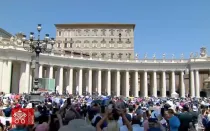 Fieles congregados en la Plaza de San Pedro del Vaticano durante el Ángelus de este 4 de agosto.