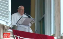 El Papa Francisco en el rezo del Ángelus dominical en la Plaza de San Pedro en el Vaticano este 9 de junio.