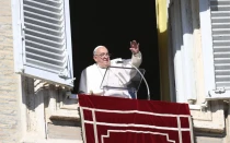 El Papa Francisco saluda y bendice a los fieles congregados en la Plaza de San Pedro del Vaticano el 1 de diciembre de 2024, primer Domingo de Adviento.