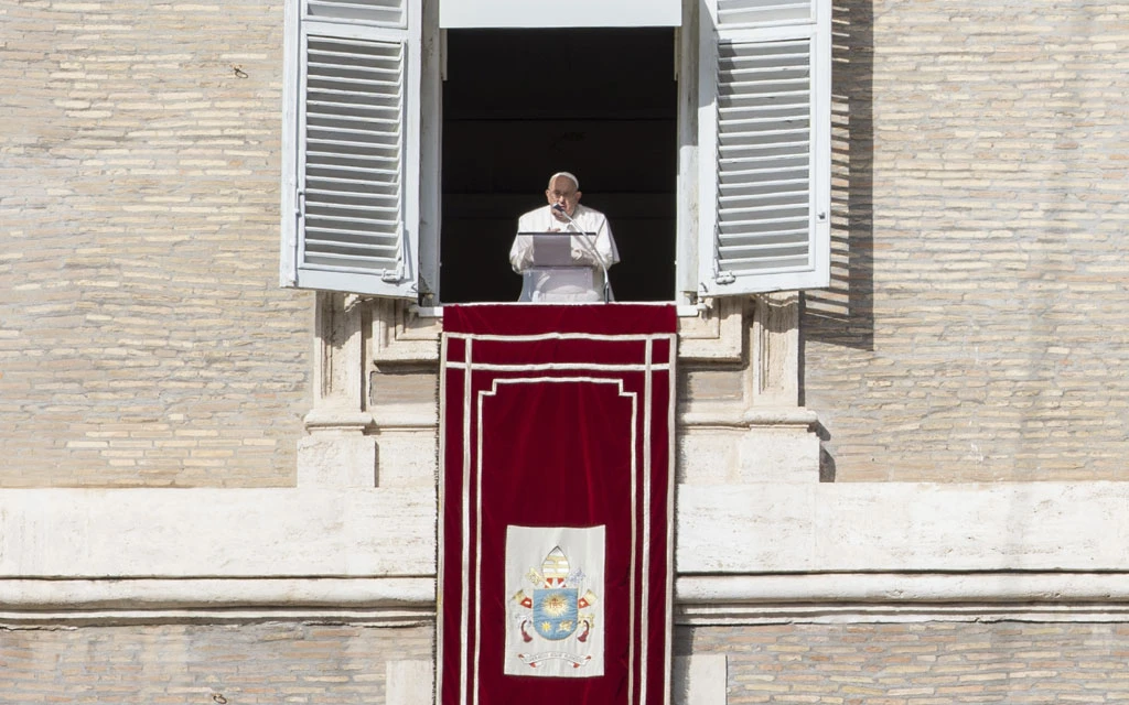 El Papa Francisco en el balcón del Palacio Apostólico del Vaticano, desde donde presidió el rezo del Ángelus este 8 de diciembre, Solemnidad de la Inmaculada Concepción.?w=200&h=150