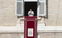 El Papa Francisco en el balcón del Palacio Apostólico del Vaticano, desde donde presidió el rezo del Ángelus este 8 de diciembre, Solemnidad de la Inmaculada Concepción.