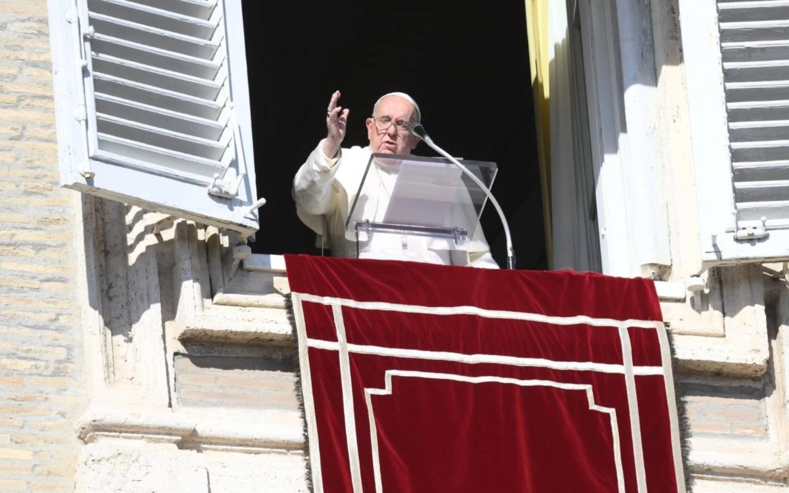 El Papa Francisco saluda a los fieles congregados en la Plaza de San Pedro para el rezo del Ángelus, en la Solemnidad de Todos los Santos.?w=200&h=150