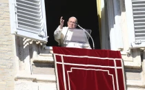 El Papa Francisco saluda a los fieles congregados en la Plaza de San Pedro para el rezo del Ángelus, en la Solemnidad de Todos los Santos.