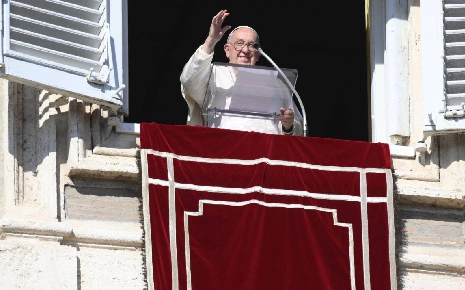 El Papa Francisco saluda a los fieles reunidos en la Plaza de San Pedro del Vaticano, el domingo 3 de noviembre, para el rezo del Ángelus.?w=200&h=150