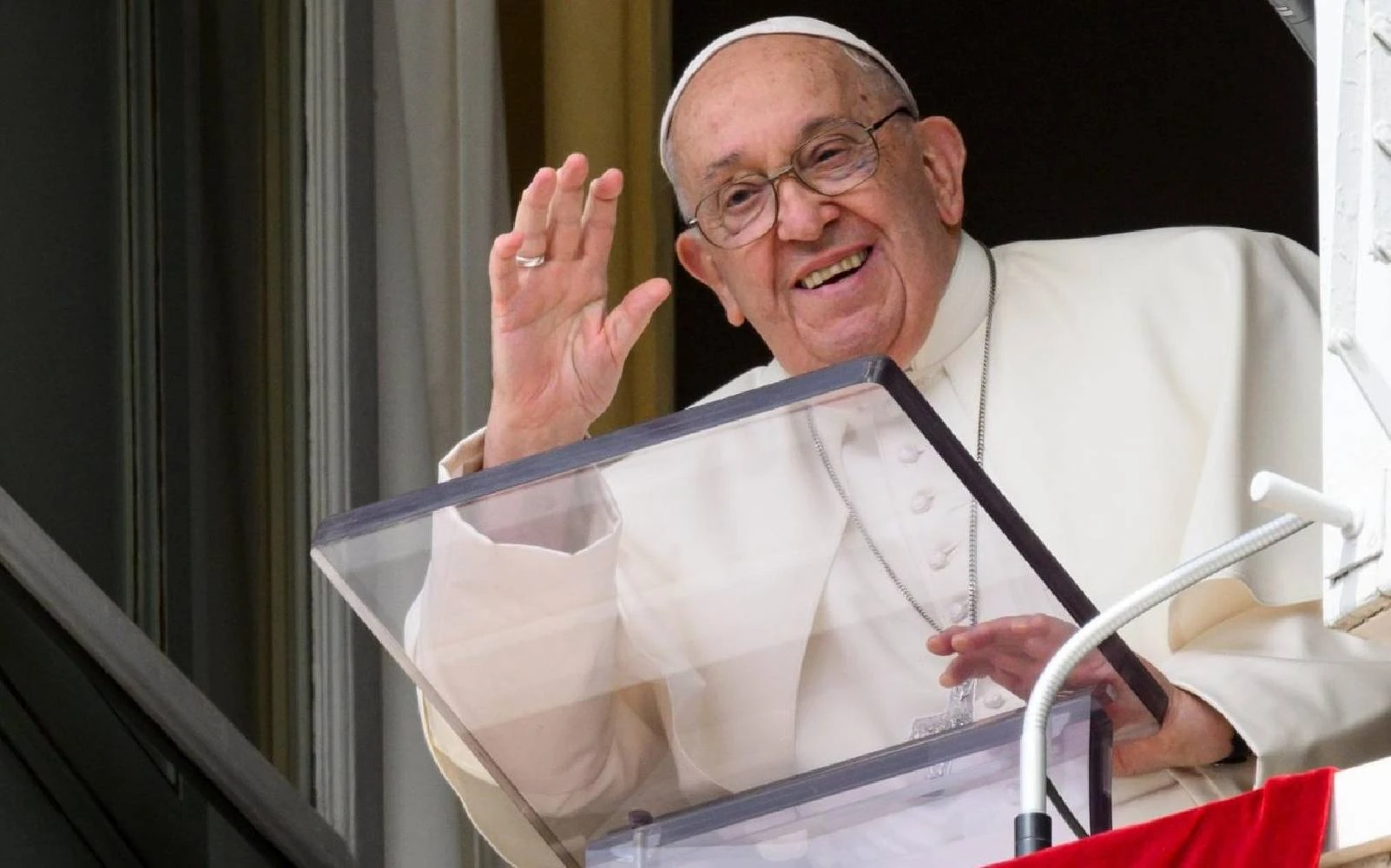 El Papa Francisco saluda a los fieles desde el balcón del Palacio Apostólico en el Vaticano, este 6 de octubre de 2024.?w=200&h=150