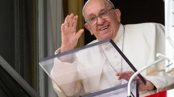 El Papa Francisco saluda a los fieles desde el balcón del Palacio Apostólico en el Vaticano, este 6 de octubre de 2024.