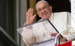 El Papa Francisco saluda a los fieles desde el balcón del Palacio Apostólico en el Vaticano, este 6 de octubre de 2024.