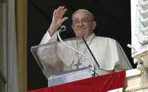 El Papa Francisco saluda a los fieles reunidos en la Plaza de San Pedro para el rezo del Ángelus, este domingo 15 de septiembre.