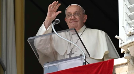 El Papa Francisco saluda desde el Palacio Apostólico.