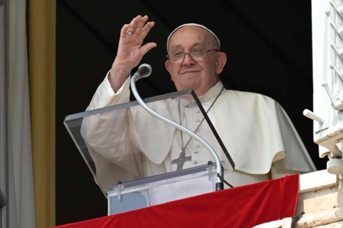 El Papa Francisco saluda desde el Palacio Apostólico.