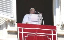 El Papa Francisco preside el rezo del Ángelus el 13 de octubre ante los fieles congregados en la Plaza de San Pedro en el Vaticano.