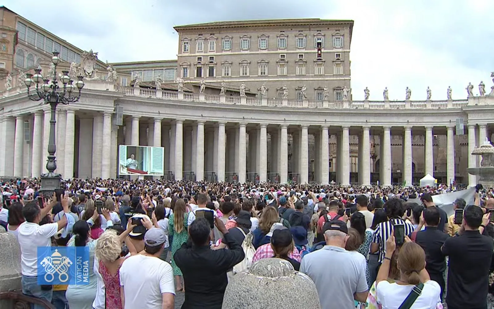 La Plaza de San Pedro en el Vaticano durante el rezo del Ángelus con el Papa Francisco.?w=200&h=150
