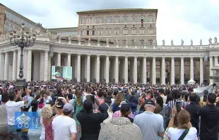 La Plaza de San Pedro en el Vaticano durante el rezo del Ángelus con el Papa Francisco. Crédito: Captura de video / Vatican Media.