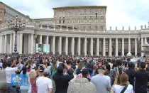 La Plaza de San Pedro en el Vaticano durante el rezo del Ángelus con el Papa Francisco.