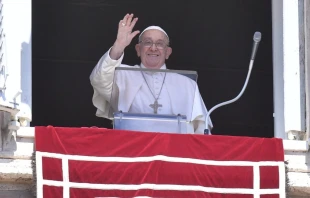 El Papa Francisco saluda a los fieles reunidos en la Plaza de San Pedro del Vaticano para el rezo del Ángelus, este domingo 25 de agosto de 2024. Crédito: Vatican Media.