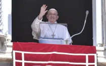 El Papa Francisco saluda a los fieles reunidos en la Plaza de San Pedro del Vaticano para el rezo del Ángelus, este domingo 25 de agosto de 2024.