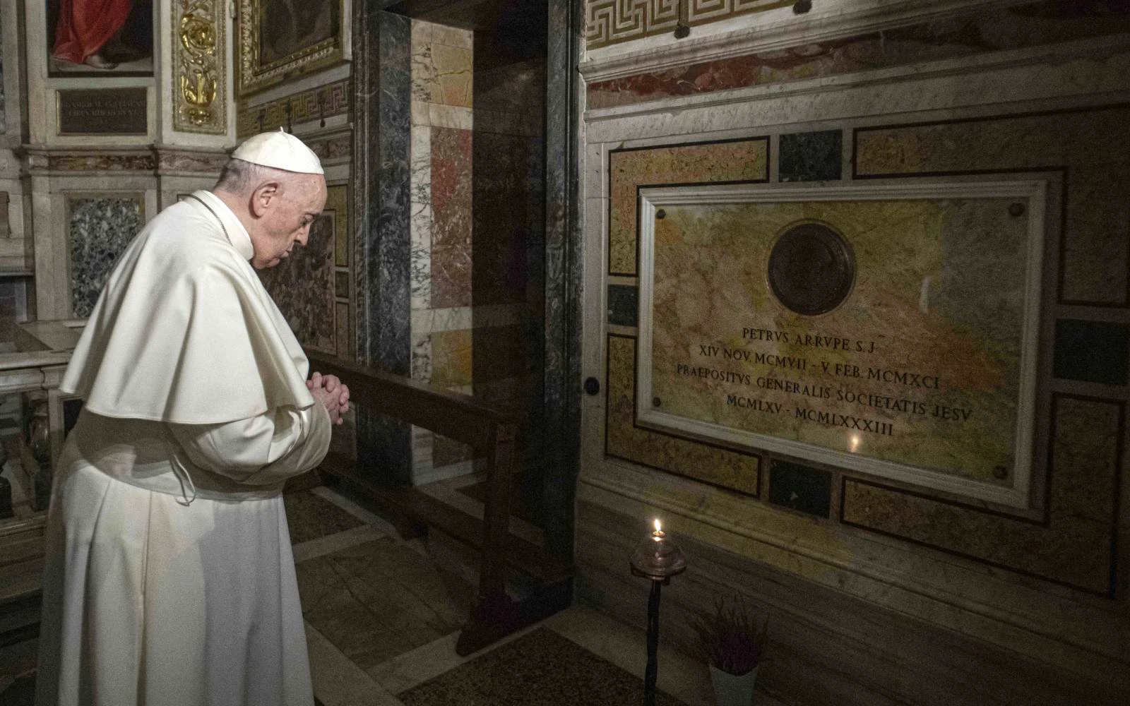 El Papa Francisco reza ante la tumba del P. Pedro Arrupe SJ, superior general de la Compañía de Jesús entre 1965 y 1981, durante una Misa en la Iglesia Jesuita del Santísimo Nombre de Jesús, conocida como el "Gesú" en Roma (Italia), el 12 de marzo de 2022, en el 400 aniversario de la canonización de San Ignacio de Loyola, el fundador de la orden.?w=200&h=150