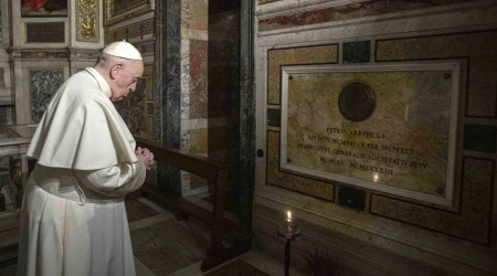 Papa Francisco reza ante tumba del P. Arrupe