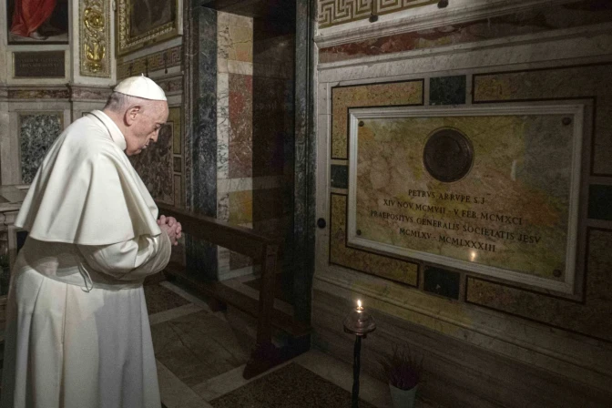 Papa Francisco reza ante tumba del P. Arrupe