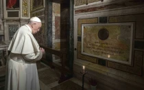 El Papa Francisco reza ante la tumba del P. Pedro Arrupe SJ, superior general de la Compañía de Jesús entre 1965 y 1981, durante una Misa en la Iglesia Jesuita del Santísimo Nombre de Jesús, conocida como el "Gesú" en Roma (Italia), el 12 de marzo de 2022, en el 400 aniversario de la canonización de San Ignacio de Loyola, el fundador de la orden.