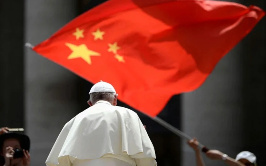 Un fiel ondea la bandera de China mientras el Papa Francisco se retira de la audiencia general semanal el 12 de junio de 2019 en la Plaza de San Pedro del Vaticano.?w=200&h=150