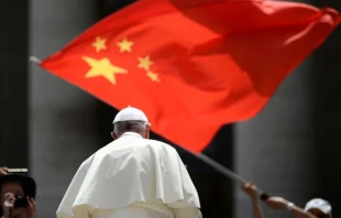 Un fiel ondea la bandera de China mientras el Papa Francisco se retira de la audiencia general semanal el 12 de junio de 2019 en la Plaza de San Pedro del Vaticano. Crédito: FILIPPO MONTEFORTE/AFP vía Getty Images