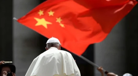 El Papa Francisco en el Vaticano con una bandera de China 22102024