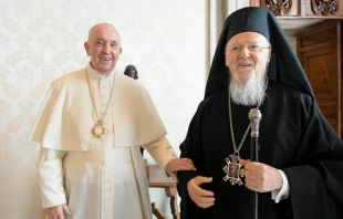 El Papa Francisco durante encuentro con el Patriarca Ecuménico Bartolomé I en el Vaticano, el 4 de octubre de 2021. Crédito: Vatican Media.