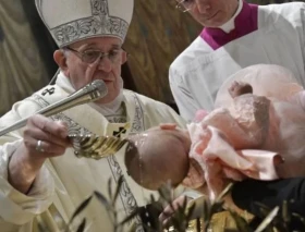 Papa Francisco: “El Bautismo no se puede imponer a los padres que no lo quieren para sus hijos”