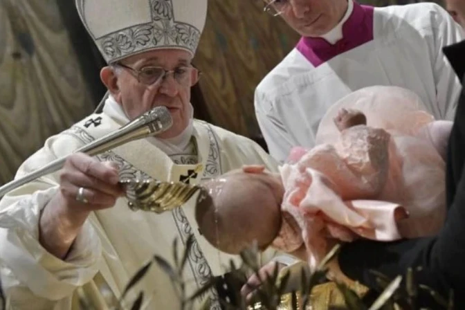 Papa Francisco: El Bautismo no se puede imponer a los padres que no lo quieren para sus hijos 25112024