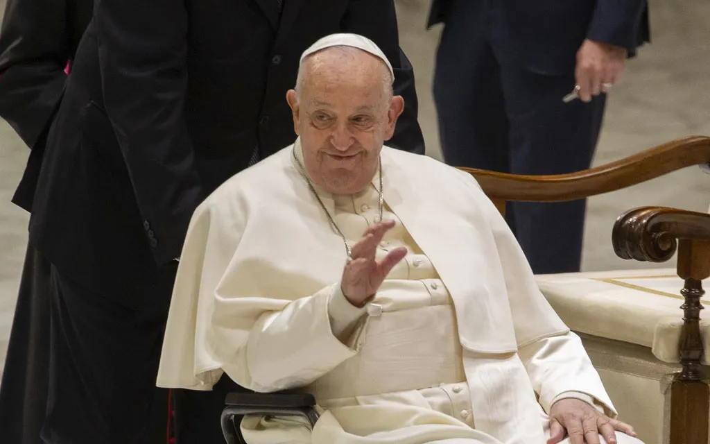 El Papa Francisco afirma que bendecir una unión de tipo homosexual va contra el derecho natural. En la foto el Santo Padre saluda a los fieles en una reciente audiencia general.?w=200&h=150
