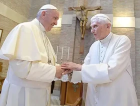 Biógrafo de Benedicto XVI: El fallecido Papa confiaba en Francisco, pero “quedó amargamente decepcionado”