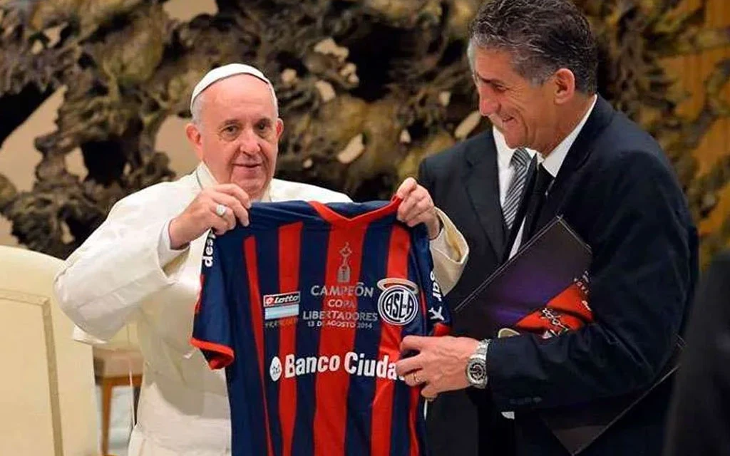 El Papa Francisco recibe una camiseta de su club, el San Lorenzo de Almagro?w=200&h=150