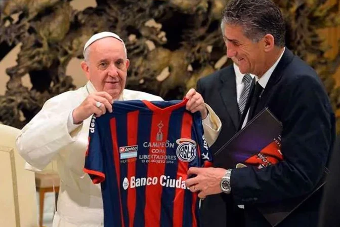 El Papa Francisco recibe una camiseta de su club, el San Lorenzo de Almagro. 30072024