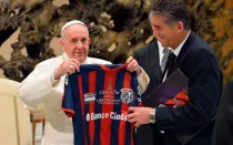 El Papa Francisco recibe una camiseta de su club, el San Lorenzo de Almagro