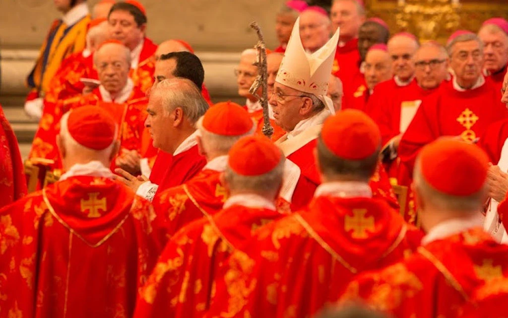 El Papa Francisco rodeado de cardenales en la Basílica de San Pedro en el Vaticano.?w=200&h=150