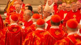 El Papa Francisco rodeado de cardenales en la Basílica de San Pedro en el Vaticano.