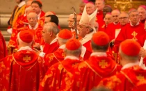 El Papa Francisco rodeado de cardenales en la Basílica de San Pedro en el Vaticano.