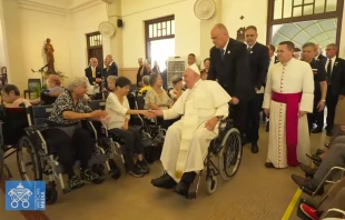 Visita del Papa Francisco a ancianos y enfermos en la "Casa Santa Teresa" en Singapur, este 13 de septiembre. Crédito: Captura de video / Vatican Media.