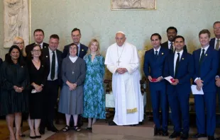 El Papa Francisco junto a CEOs de empresas y bancos, este 15 de junio. Crédito: Vatican Media.